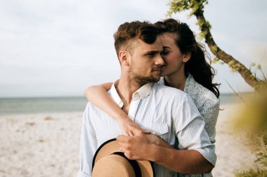 Kumsalda kucaklaşan romantik genç çift. Sonsuza dek birlikte. Aşk kavramı.