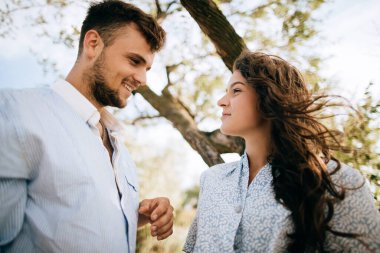 Erkek ve kadın birbirine bakar ve gülümser.