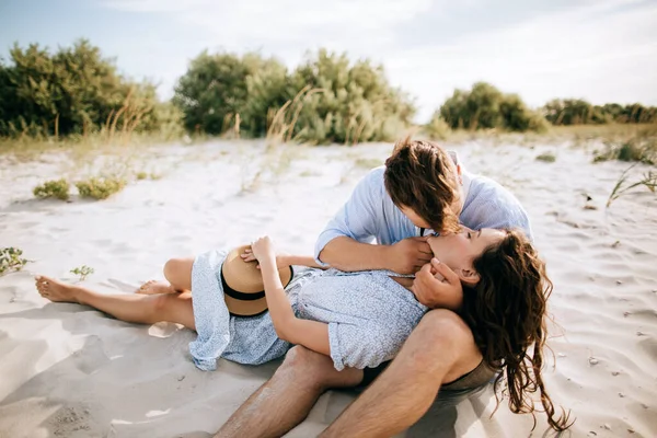Casal Jovem Deitado Areia Praia Beijando Homem Beija Uma Mulher — Fotografia de Stock