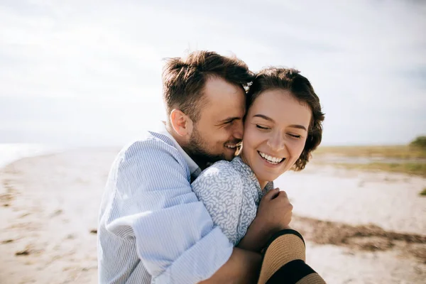 Glada Unga Par Kramar Stranden Och Ler Smekmånad Till Sjöss — Stockfoto