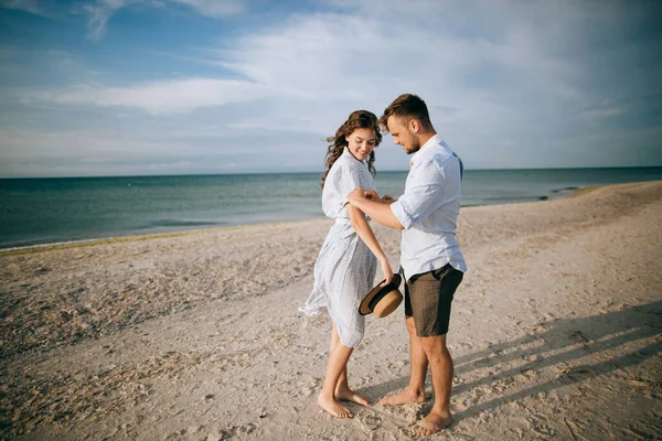 在海滩上散步的年轻夫妇 在岛上的暑假 — 图库照片