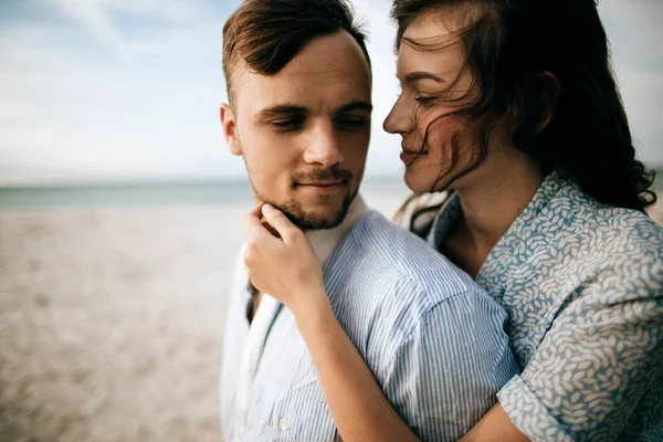 Mujer Abraza Hombre Luna Miel Playa Del Mar —  Fotos de Stock