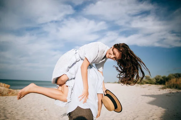Tipo Cargando Una Chica Espalda Playa Aire Libre Concepto Amor —  Fotos de Stock
