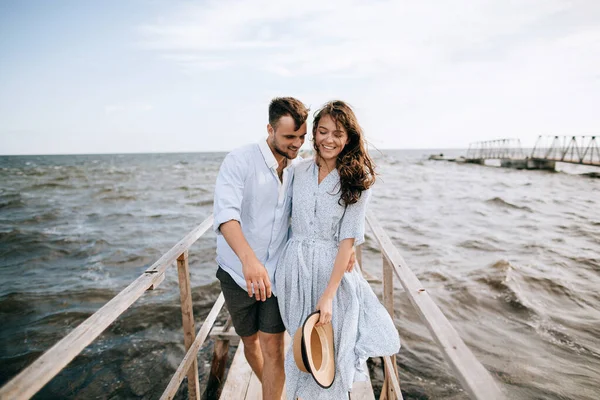 Pareja Joven Enamorada Pasea Por Muelle Del Mar —  Fotos de Stock