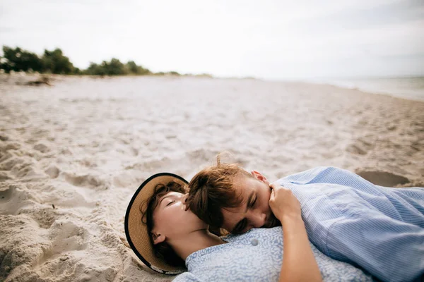 Young Couple Lying Sand Beach Kissing Holidays Sea — Stock Photo, Image