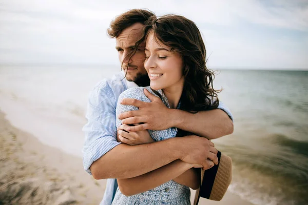 浪漫快乐的一对男女在夕阳西下的海滩拥抱 — 图库照片