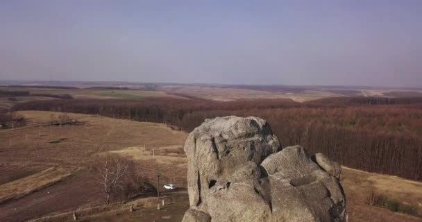 空中俯瞰着山顶上的巨石阵 地质现象 — 图库视频影像