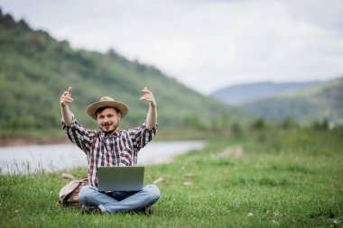 Mutlu Adam dağlarda dizüstü bilgisayarda çalışıyor, uzaktan çalışma konsepti, metin spazmı
