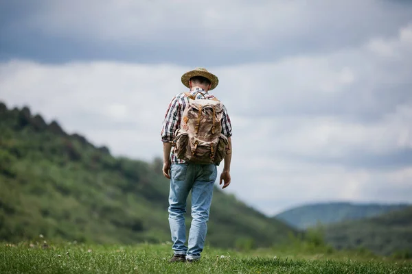 Uomo Con Cappello Paglia Jeans Con Uno Zaino Montagna Concetto — Foto Stock