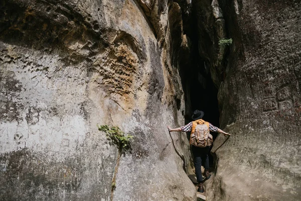 Молодий Чоловік Мандрівник Входить Гірську Ущелину Екстремальний Відпочинок — стокове фото