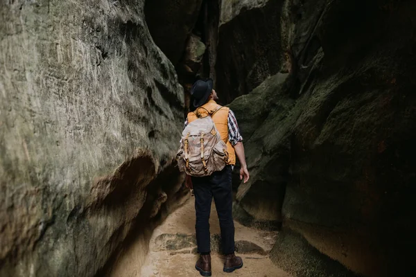 Молодий Чоловік Ходить Гірській Скелі Рюкзаком Апельсиновою Курткою Концепція Подорожей — стокове фото