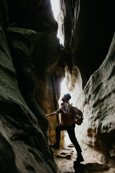 Νεαρός Τουρίστας Σακίδιο Εξερευνά Ένα Ορεινό Σπήλαιο Έννοια Περιπλανόμενος Λαγνεία — Φωτογραφία Αρχείου