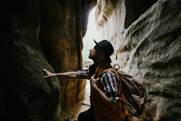 Молодий Геолог Досліджує Гірську Печеру Концепцію Подорожей — стокове фото