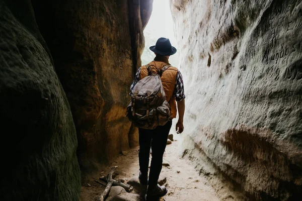 Jovem Com Uma Mochila Está Saída Uma Caverna Extremas Férias — Fotografia de Stock