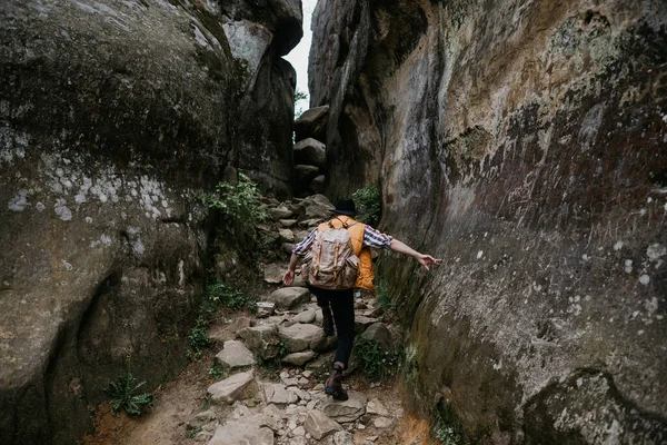 Hiker Man Mountains Tourist Backpack Climbs Rock — Stock Photo, Image