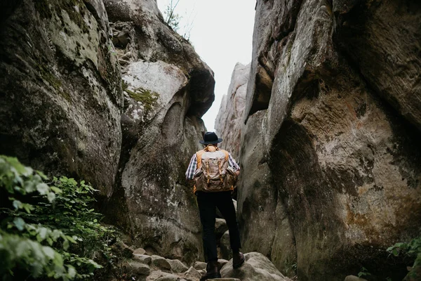 一个孤独的远足者站在两座高崖之间的山上 极年暑假 — 图库照片