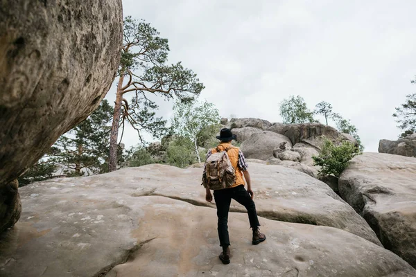 Homem Chapéu Mochila Sobe Uma Pedra Turismo Extremo — Fotografia de Stock