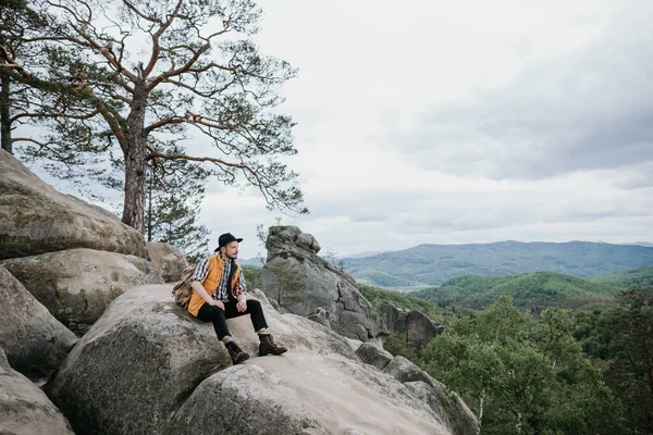 Hipster Treveler Sozinho Montanha Penhasco Borda Olhando Para Longe Férias — Fotografia de Stock