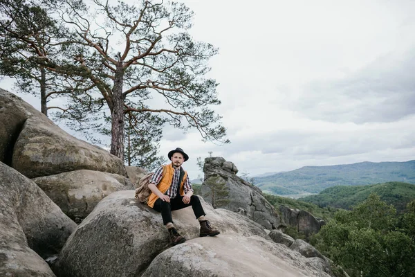 Jovem Chapéu Senta Cima Penhasco Olha Volta Conceito Viagem Spase — Fotografia de Stock