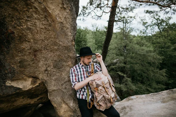 Young Man Hat Sits Top Cliff Looks Travel Concept — Stock Photo, Image