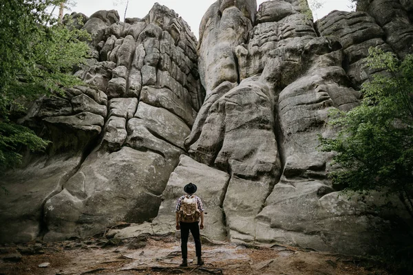 Caminhante Com Mochila Olha Para Penhasco Alto Montanhas Conceito Viagem — Fotografia de Stock