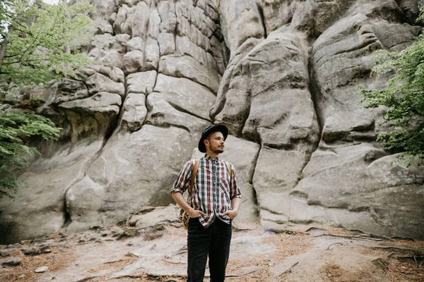 Potret Seorang Pria Berjanggut Muda Sebuah Topi Pegunungan — Stok Foto