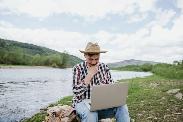 Jonge Hipster Man Werkt Afstand Laptop Vakantie Bergen — Stockfoto