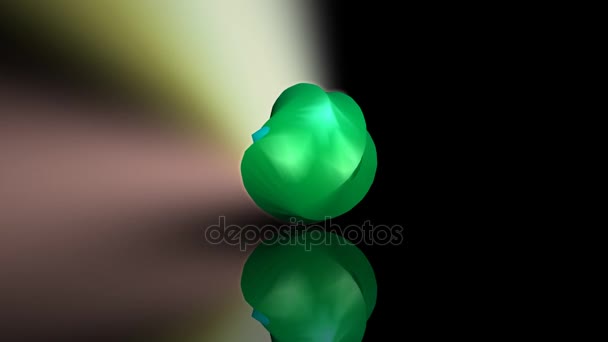 不均匀绿松石对象具有镜像旋转在黑暗的背景，与五颜六色的光线，抽象的介绍视频 — 图库视频影像