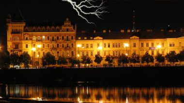 Prag'da Vltava Nehri tarihi Waterfront bir fırtına sırasında bir gece çekimi