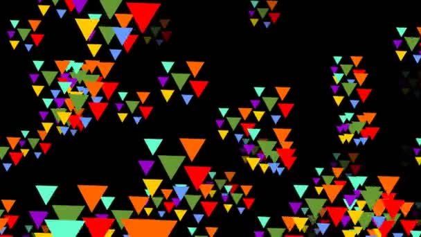 Grupos triangulares multicoloridos voando pelo espaço. Triângulos em cores psicodélicas vívidas sobre fundo preto . — Vídeo de Stock