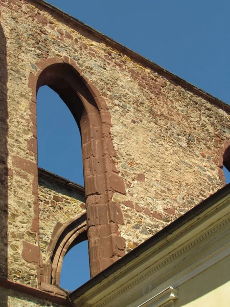 Détail des ruines d'un monastère gothique, maçonnerie en pierre avec une arche gothique typique — Photo