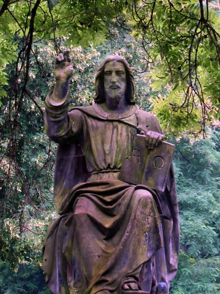 Άγαλμα του Ιησού Χριστού σε ένα ερειπωμένο παλιό νεκροταφείο — Φωτογραφία Αρχείου
