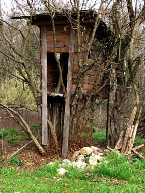 Avcı kutusunun kenarındaki ahşap ağaçlarıyla kaplı