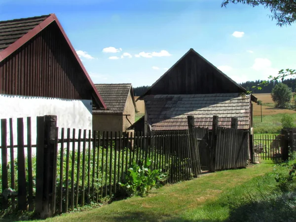 Tipico paesaggio rurale con fienile e casale, recinzione in legno — Foto Stock