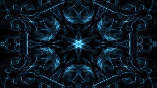 Live Blauwe fractal mandala, video tunnel met gloeiende midden op zwarte achtergrond. Geanimeerde kalmerende symmetrische patronen voor spirituele en meditatie opleiding. — Stockvideo