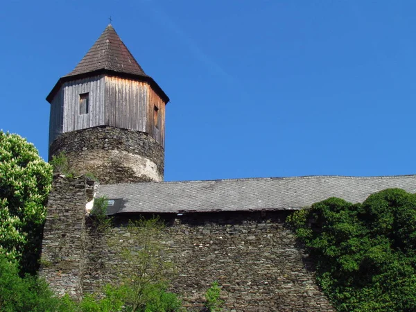 Středověký gotický hrad na skále, věž a hlavní budova, Česká republika, — Stock fotografie