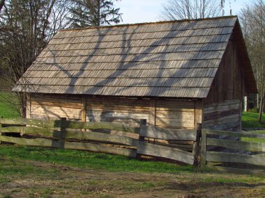 Küçük çiftlik hayvanları için küçük ahşap kulübe