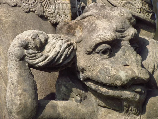 Djävulskt ansikte, detalj skulptur Saint Procopius av Sazava, bohemisk kanon och eremit, barock staty i det öppna landskapet — Stockfoto