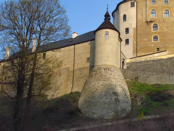 Mittelalterliche Burg Cesky sternberk in Mittelböhmen, Befestigungsdetail mit Turm, Tschechische Republik, — Stockfoto