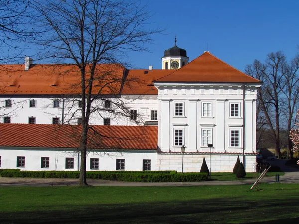 Castillo de la ciudad Vlasim, vista del parque público, región central de Bohemia — Foto de Stock