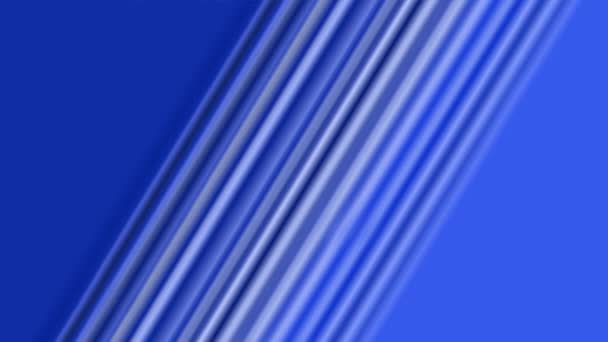 Brilhando tiras diagonais metálicas azuis em fundo gradiente azul, fundo de vídeo abstrato — Vídeo de Stock