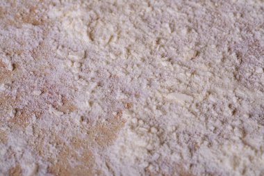 Mutfaktaki masada beyaz un, yemek pişirme, doku hazırlığı.