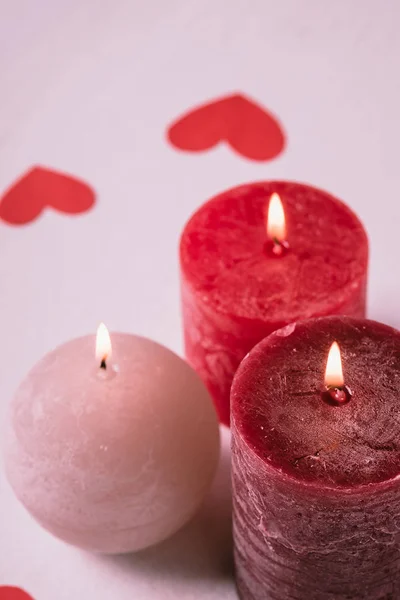 Beyaz Arka Planda Kırmızı Kalpler Olan Mum Işığı Aşk Randevusu — Stok fotoğraf