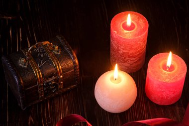 Üç mum ışığı, küçük bir sandık kutusu, karanlık romantik ışık, aşk randevusu, Sevgililer Günü, seçici odak