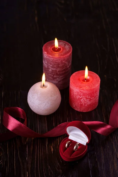 Dois Anéis Casamento Caixa Presente Vermelho Com Três Velas Chama — Fotografia de Stock