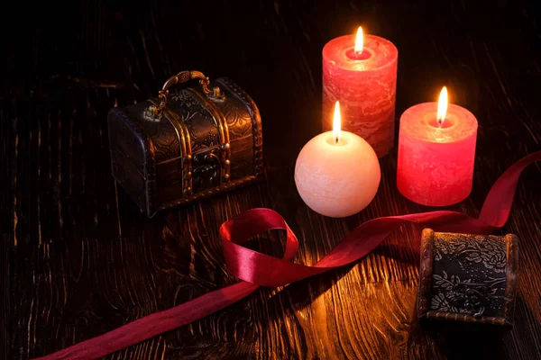 Mum Işığı Küçük Bir Sandık Kutusu Karanlık Romantik Işık Aşk — Stok fotoğraf