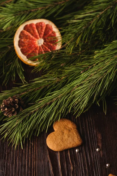 Lebkuchen Herzform Puderzucker Auf Holzgrund Zitrusgetrocknete Grapefruit Tannenzweig Winkelansicht Selektiver — Stockfoto