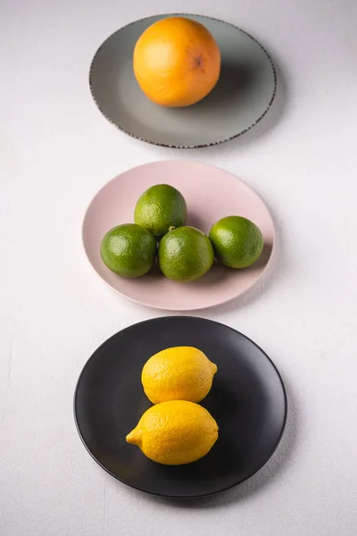 Лайм Лимон Грейпфрут Красочных Тарелках Белом Фоне Угол Обзора Витамины — стоковое фото