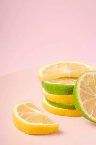 Свежий Вкусный Лимон Лайм Цитрусовые Ломтики Сложены Розовой Пластины Минимальный — стоковое фото