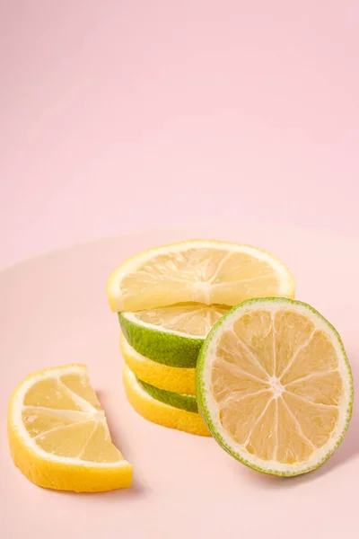 Свежий Вкусный Лимон Лайм Цитрусовые Ломтики Сложены Розовой Пластины Минимальный — стоковое фото